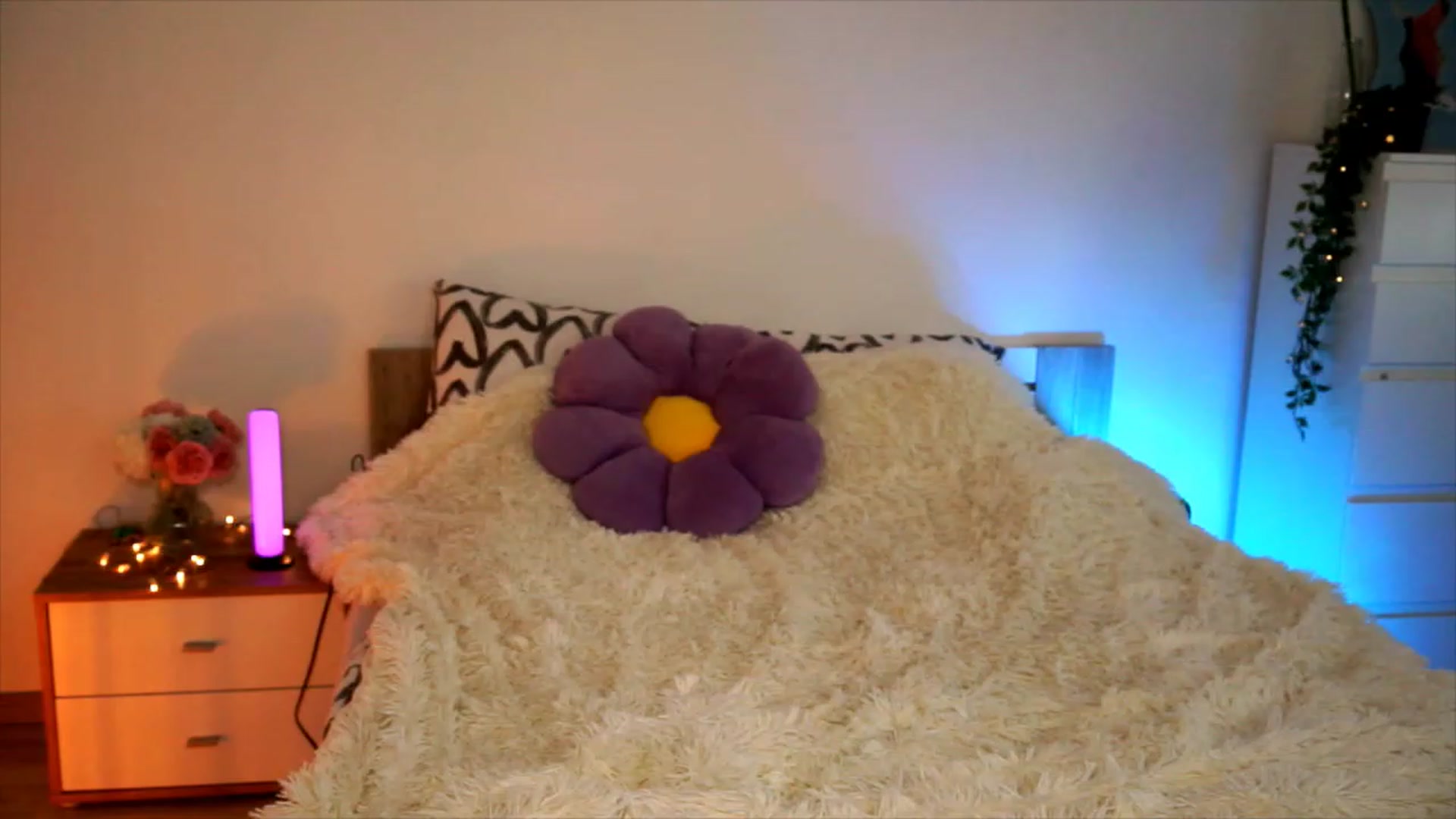 Gallery image thumbnail from lucynutty's myfreecams stream on, 08/27/2023, 11:50 image 16 of 20