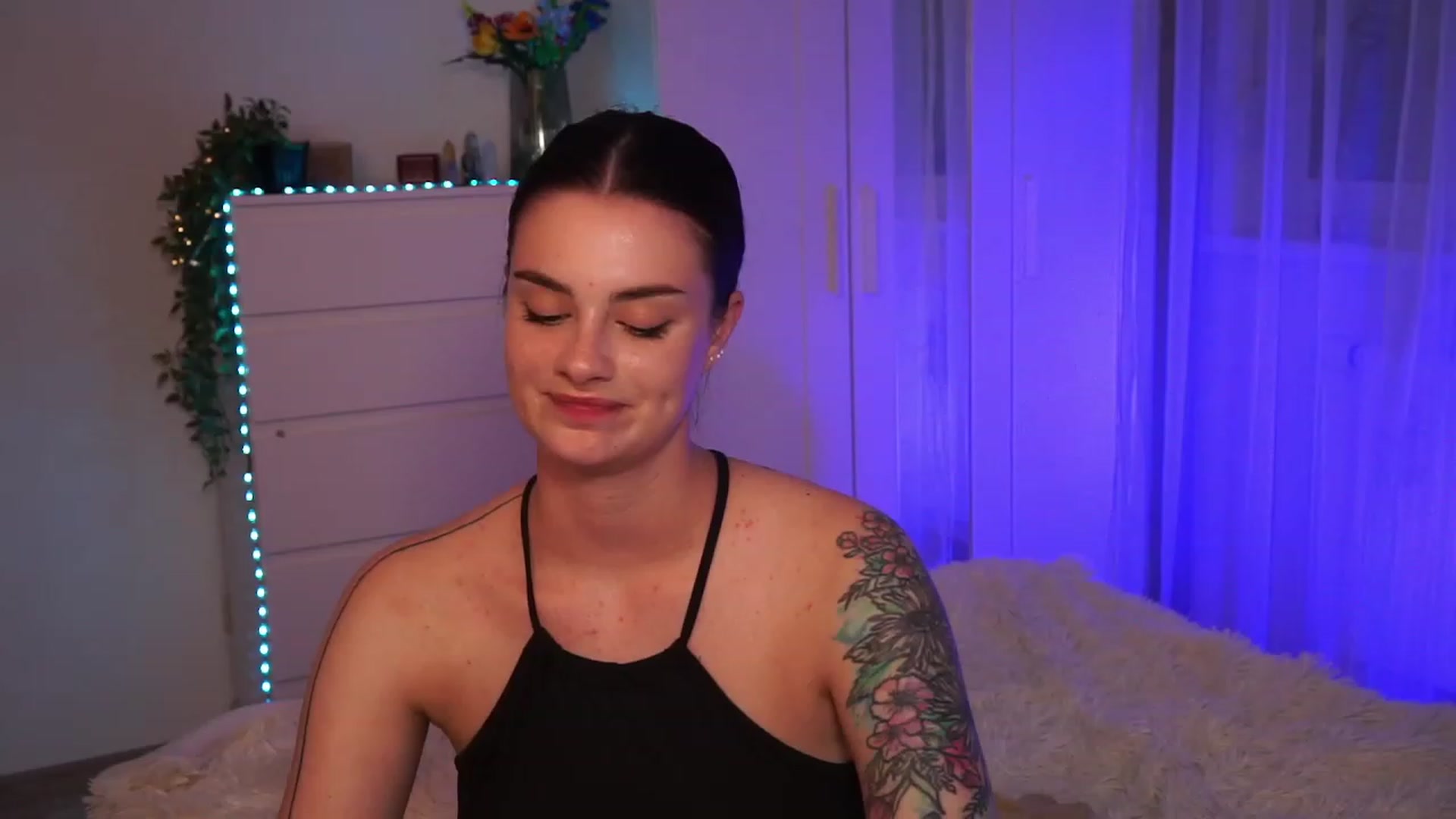 Gallery image thumbnail from lucynutty's myfreecams stream on, 09/13/2023, 17:20 image 13 of 20