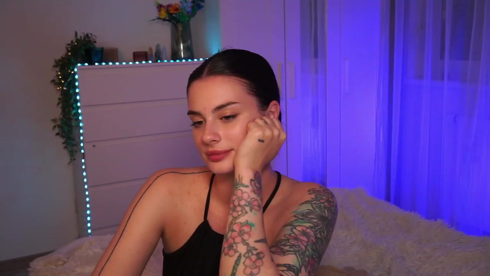 Gallery image thumbnail from lucynutty's myfreecams stream on, 09/13/2023, 17:20 image 17 of 20