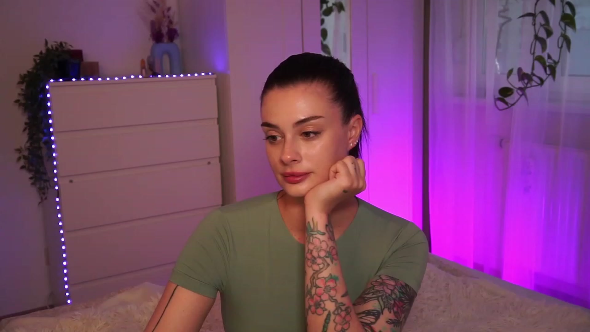 Gallery image thumbnail from lucynutty's myfreecams stream on, 09/17/2023, 17:10 image 2 of 20