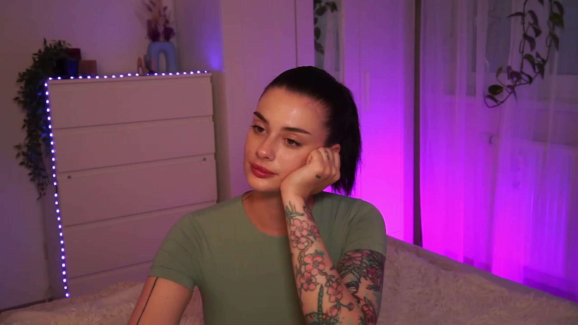 Gallery image thumbnail from lucynutty's myfreecams stream on, 09/17/2023, 17:10 image 16 of 20