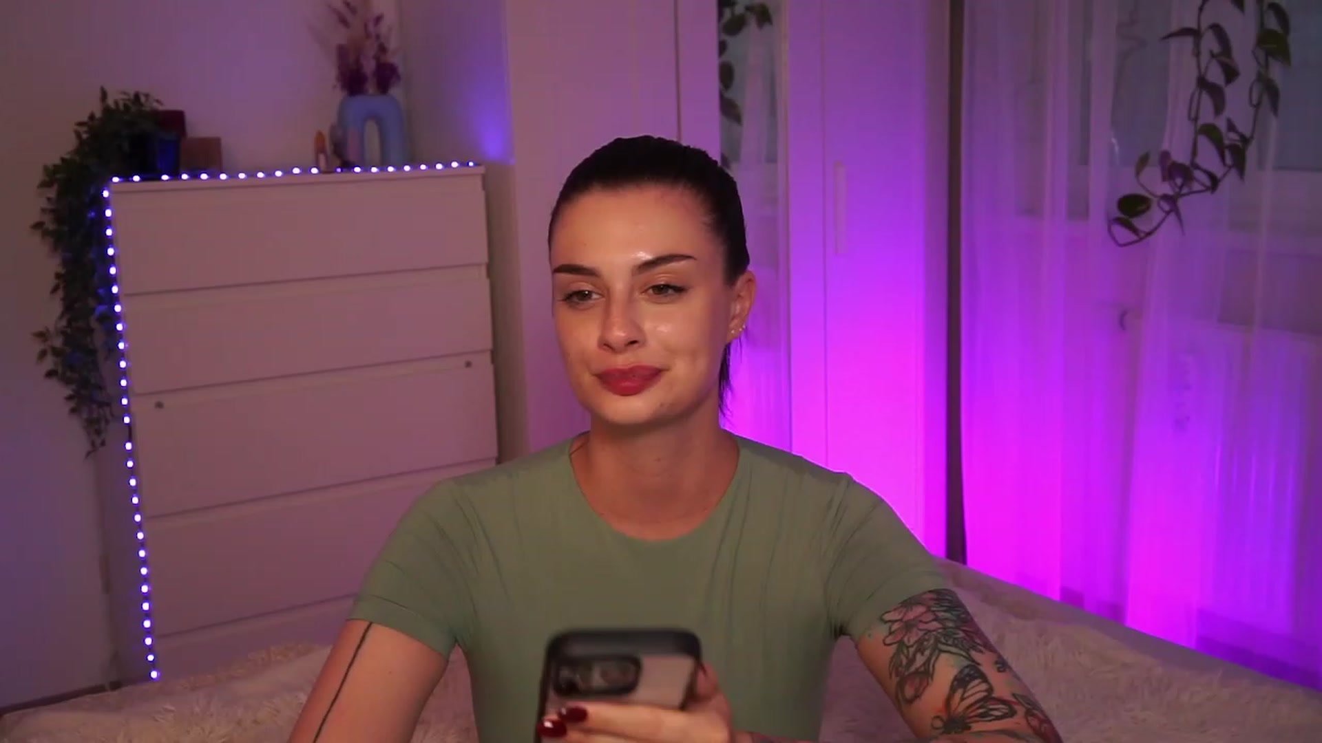 Gallery image thumbnail from lucynutty's myfreecams stream on, 09/17/2023, 17:10 image 14 of 20