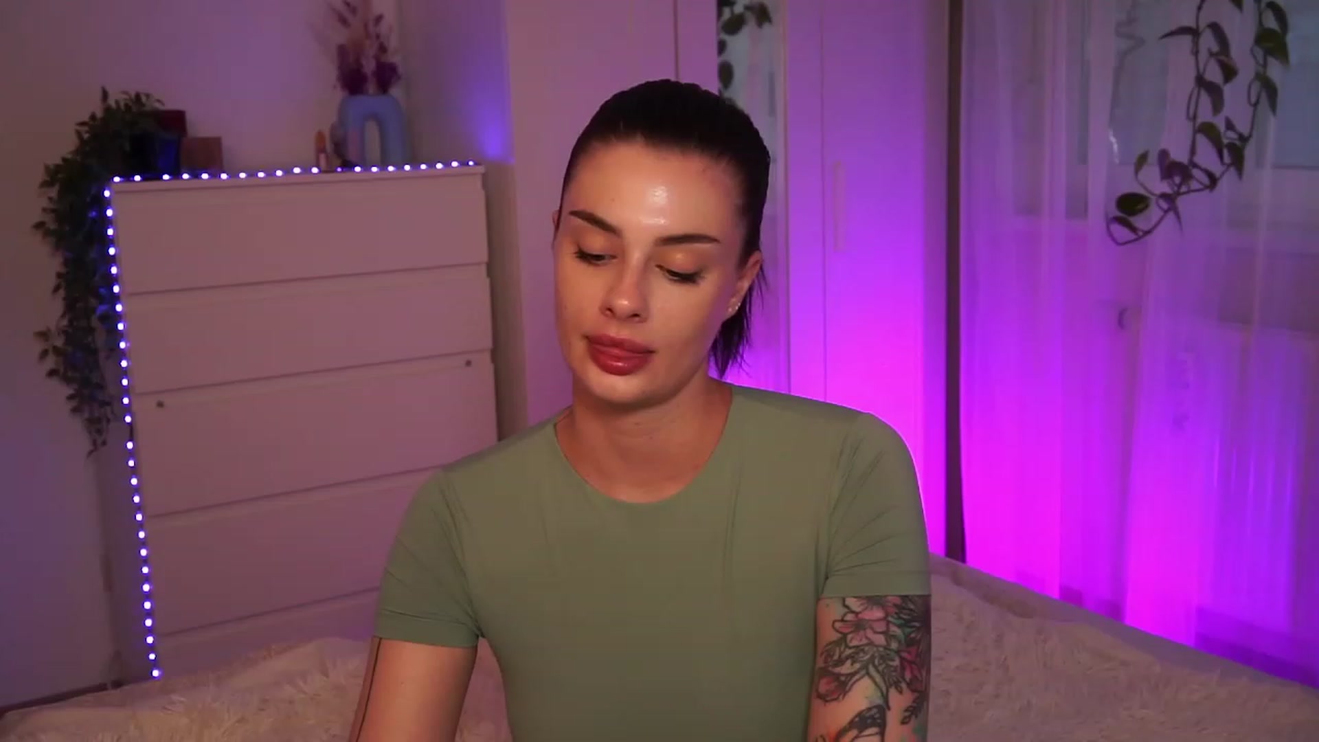 Gallery image thumbnail from lucynutty's myfreecams stream on, 09/17/2023, 17:10 image 8 of 20