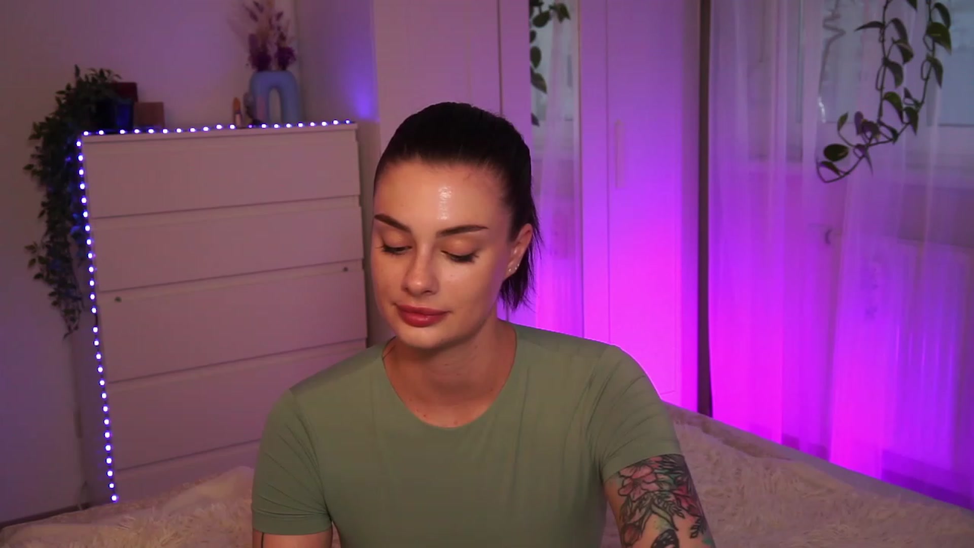 Gallery image thumbnail from lucynutty's myfreecams stream on, 09/17/2023, 17:10 image 3 of 20