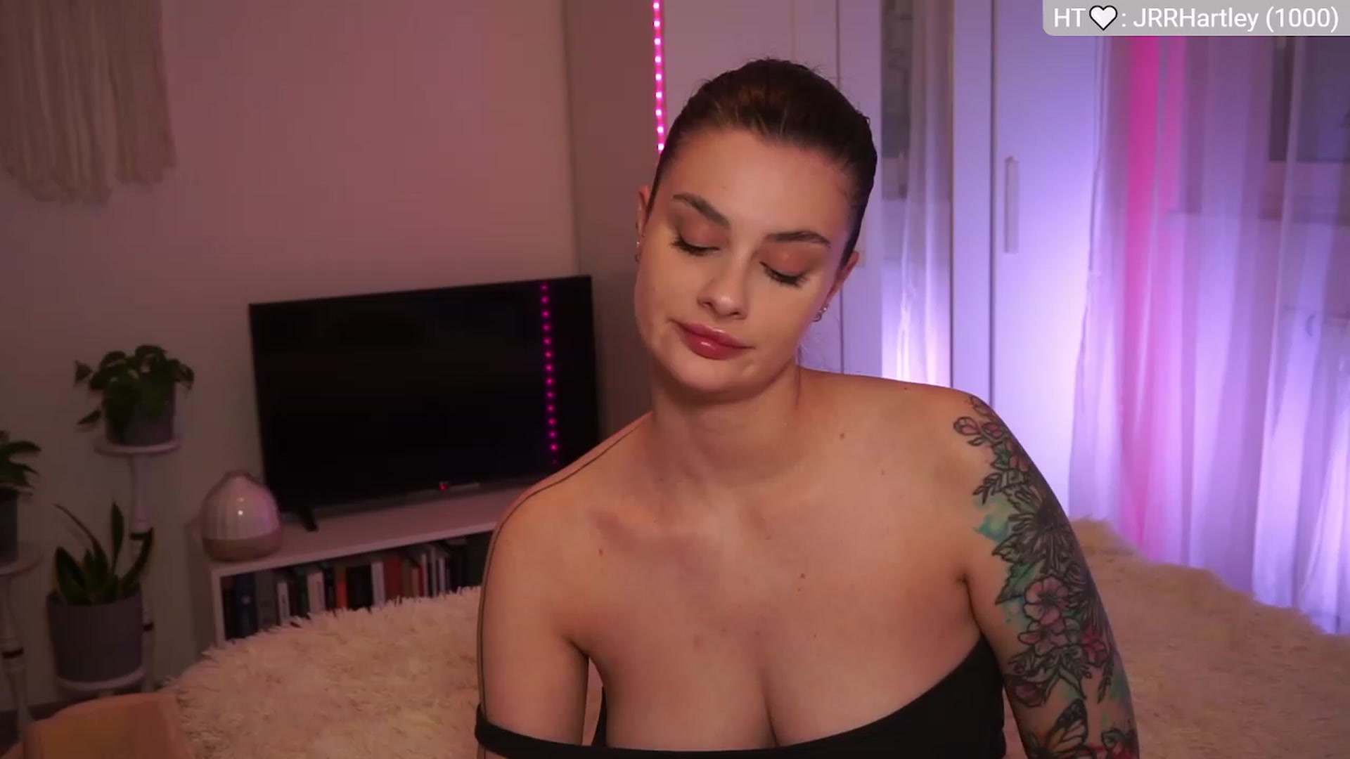 Gallery image thumbnail from lucynutty's myfreecams stream on, 12/06/2023, 16:15 image 9 of 20