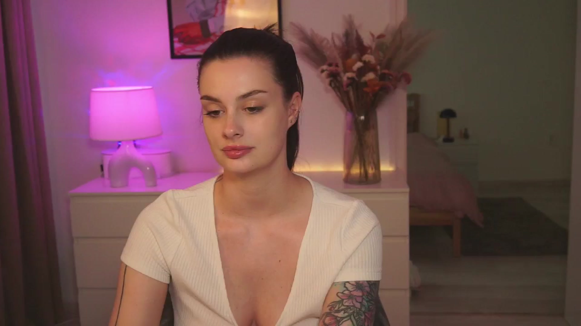 Gallery image thumbnail from lucynutty's myfreecams stream on, 04/22/2024, 14:08 image 14 of 20