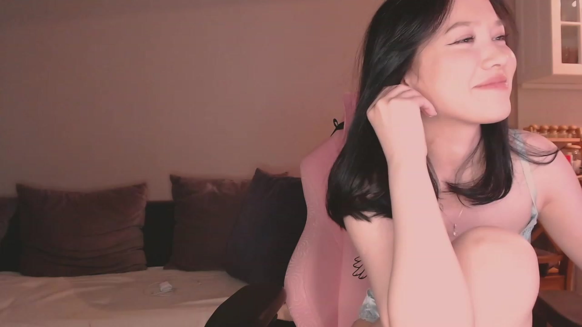 Gallery image thumbnail from luinaa's myfreecams stream on, 06/14/2023, 17:21 image 9 of 20