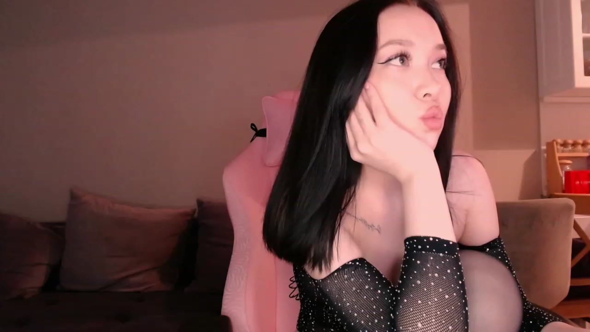 Gallery image thumbnail from luinaa's myfreecams stream on, 06/27/2023, 14:30 image 15 of 20