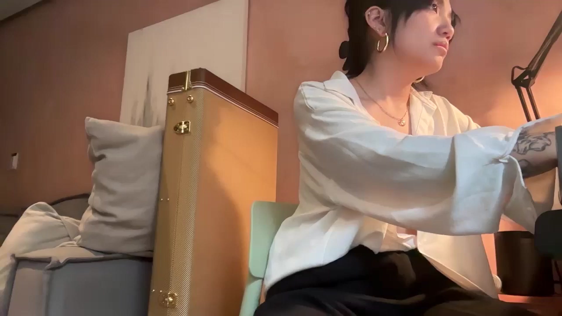 Gallery image thumbnail from luna_tsukiko's myfreecams stream on, 08/08/2024, 17:35 image 3 of 20