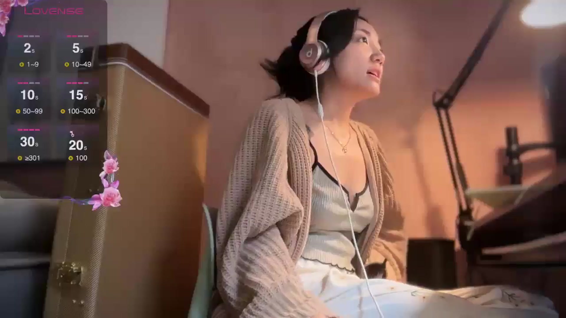Gallery image thumbnail from luna_tsukiko's myfreecams stream on, 09/02/2024, 19:00 image 13 of 20