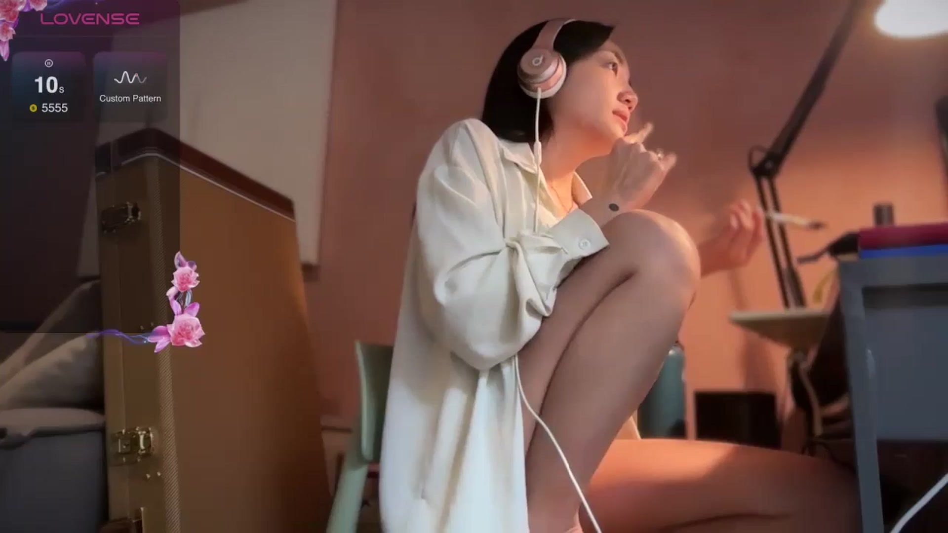 Gallery image thumbnail from luna_tsukiko's myfreecams stream on, 09/09/2024, 22:35 image 12 of 20