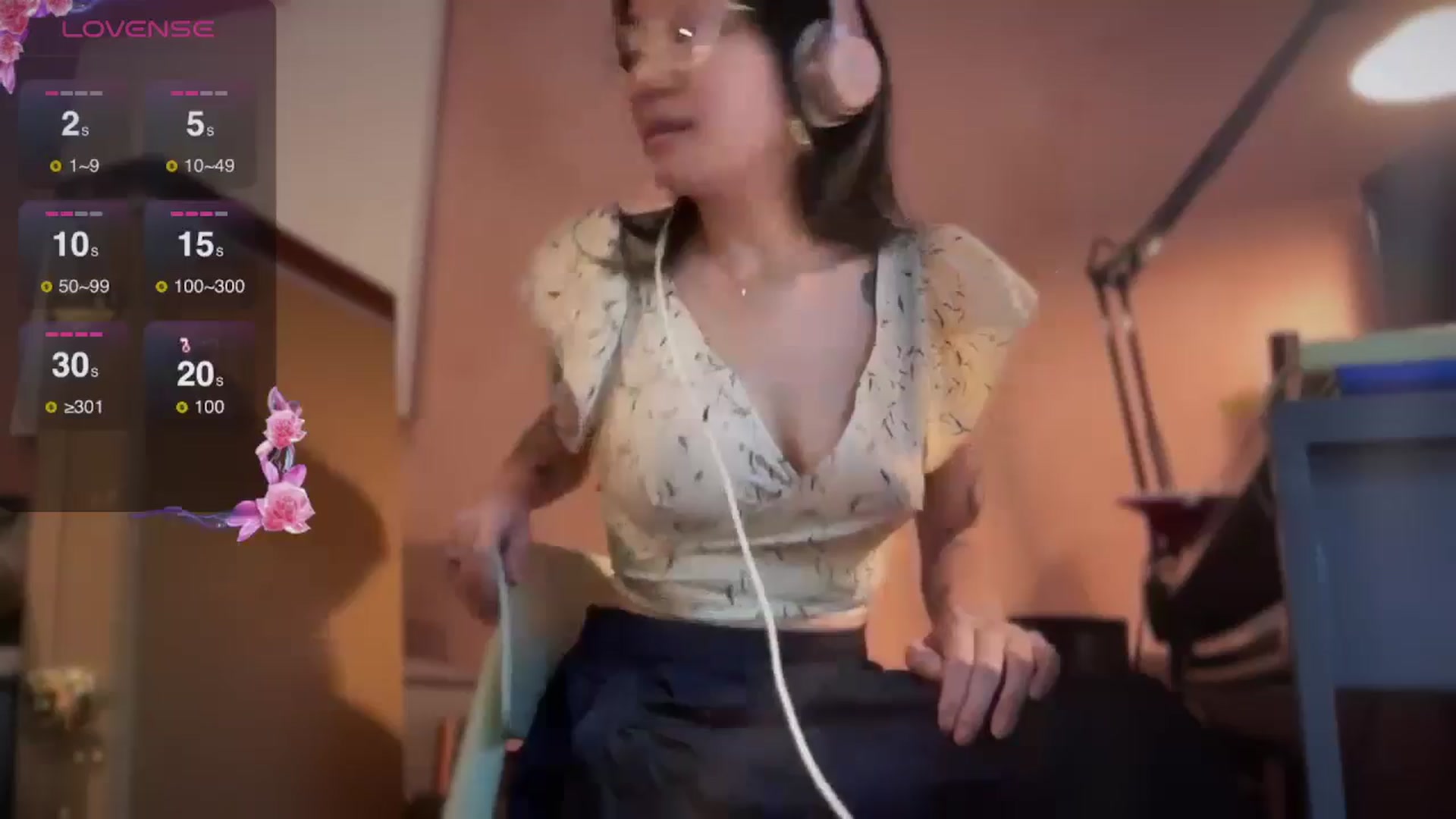Gallery image thumbnail from luna_tsukiko's myfreecams stream on, 09/23/2024, 17:53 image 1 of 20