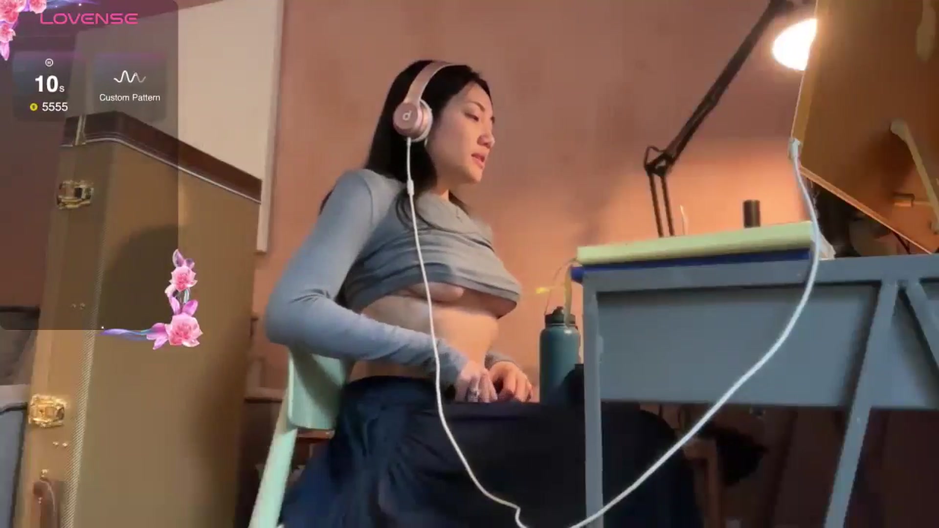 Gallery image thumbnail from luna_tsukiko's myfreecams stream on, 10/03/2024, 19:50 image 15 of 20