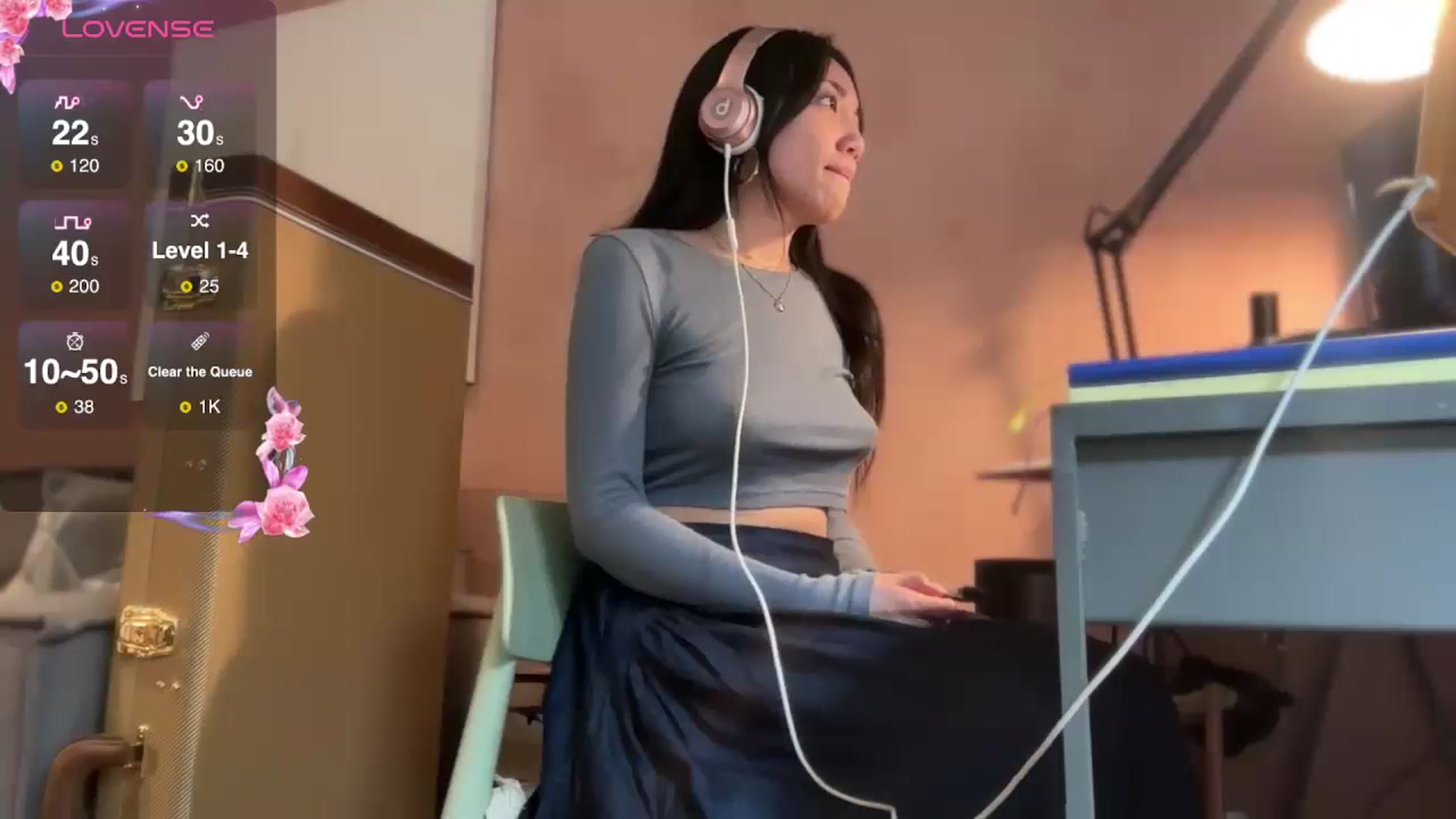 Gallery image thumbnail from luna_tsukiko's myfreecams stream on, 10/08/2024, 18:37 image 6 of 20