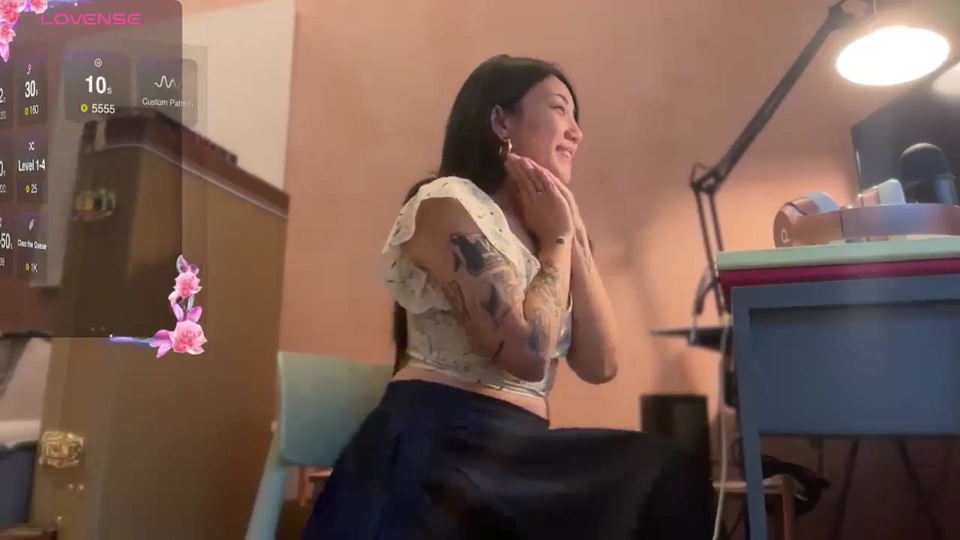 Gallery image thumbnail from luna_tsukiko's myfreecams stream on, 10/16/2024, 17:31 image 19 of 20