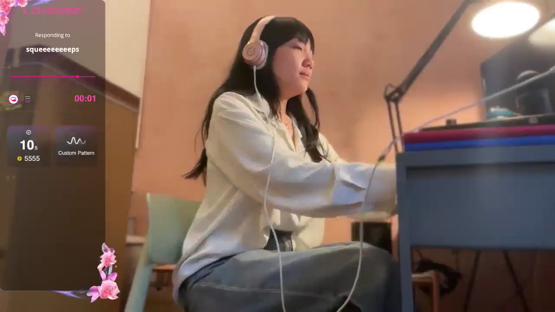 Gallery image thumbnail from luna_tsukiko's myfreecams stream on, 10/18/2024, 16:14 image 15 of 20