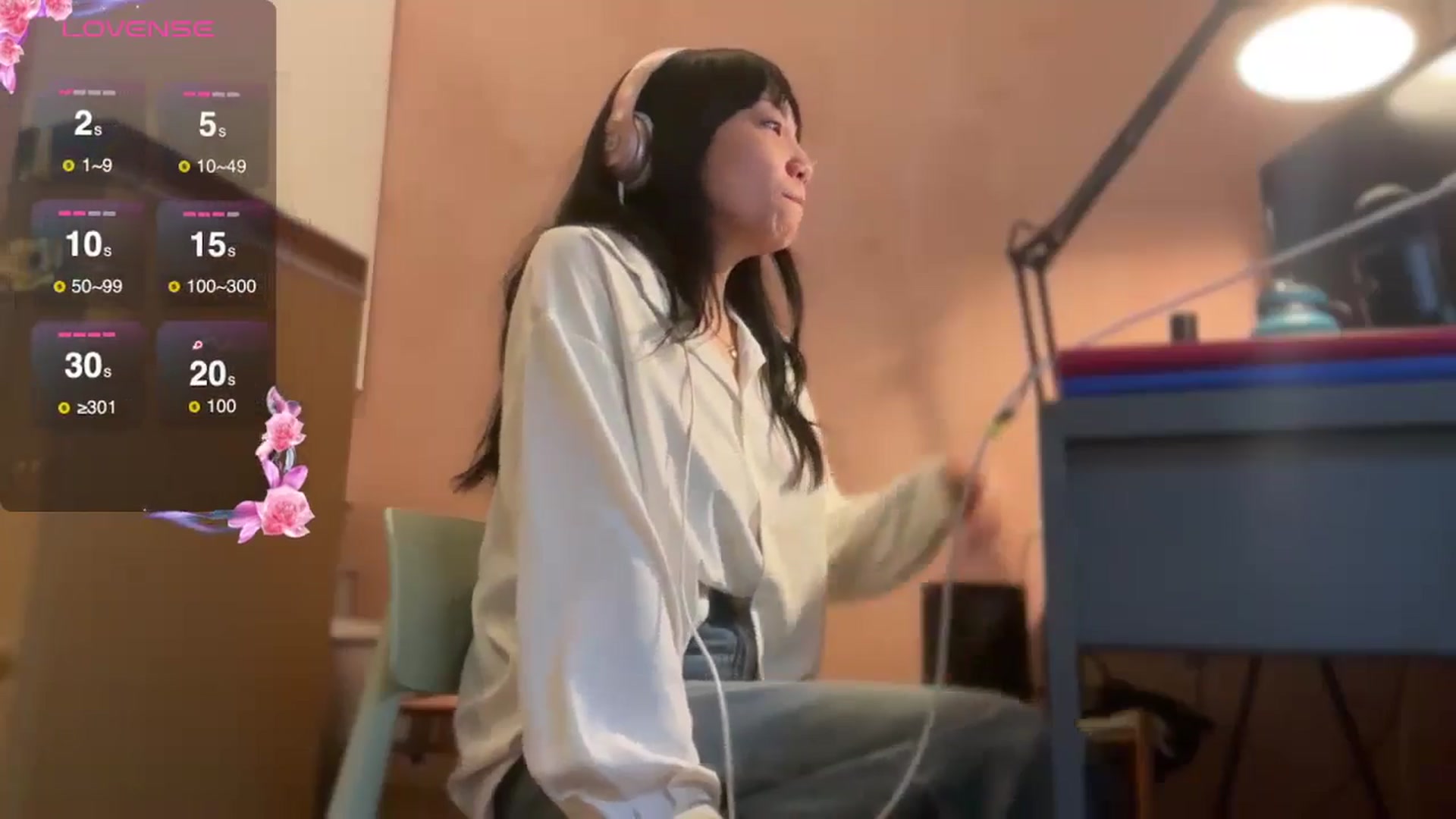 Gallery image thumbnail from luna_tsukiko's myfreecams stream on, 10/18/2024, 16:28 image 9 of 20