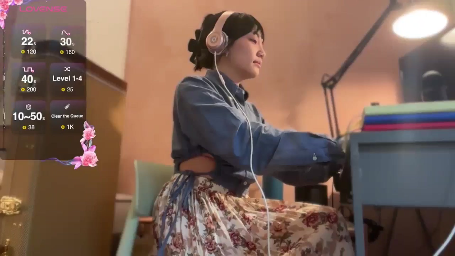 Gallery image thumbnail from luna_tsukiko's myfreecams stream on, 10/21/2024, 16:53 image 12 of 20