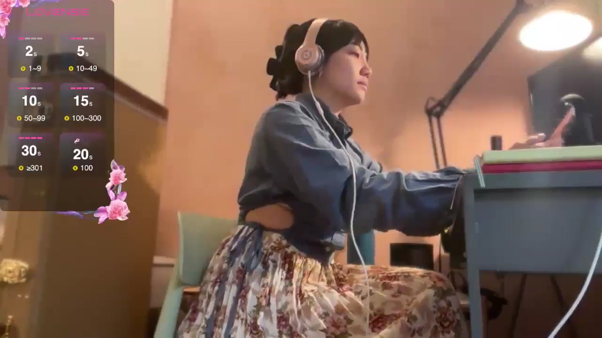 Gallery image thumbnail from luna_tsukiko's myfreecams stream on, 10/21/2024, 16:53 image 7 of 20
