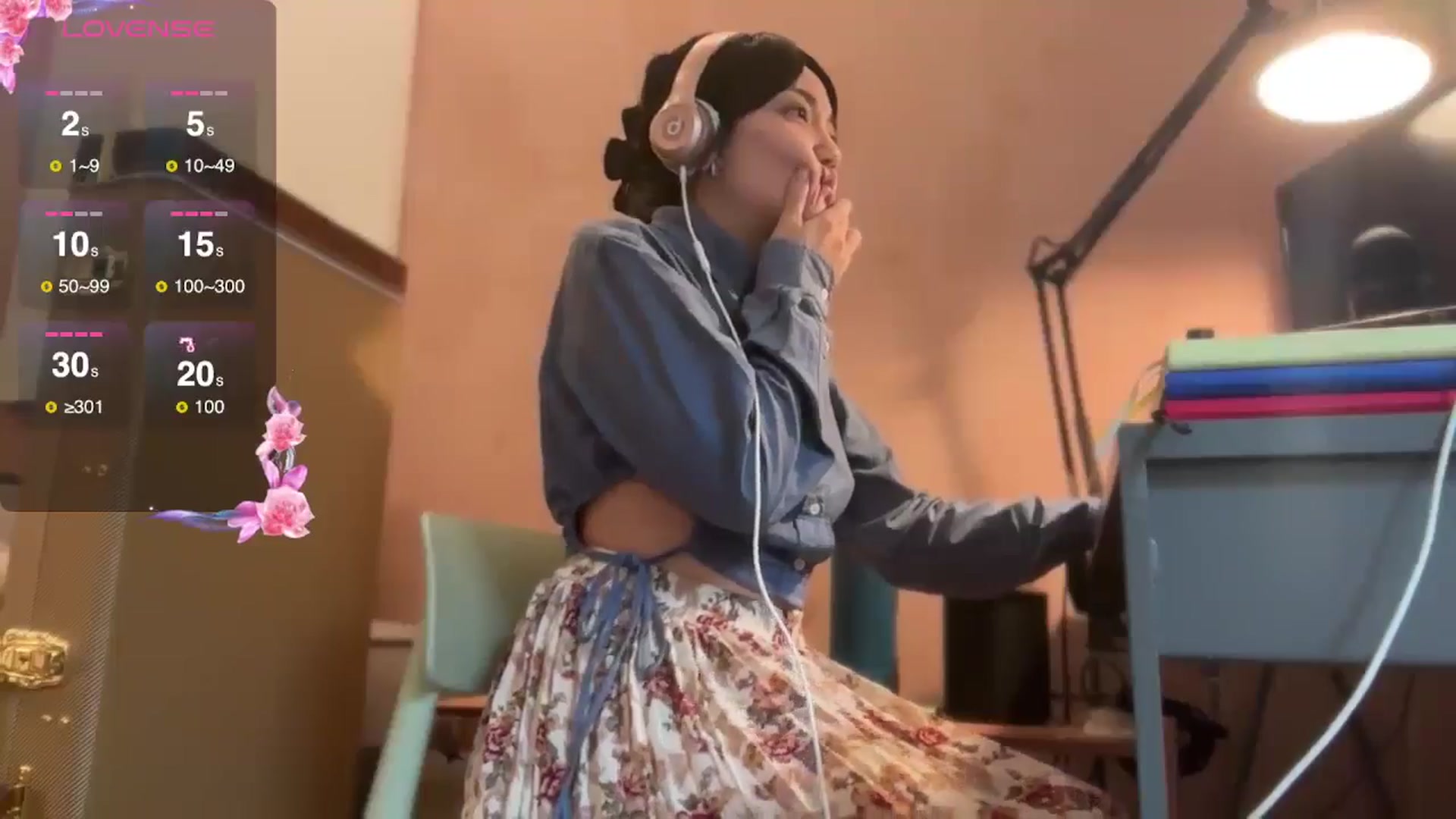 Gallery image thumbnail from luna_tsukiko's myfreecams stream on, 10/21/2024, 17:46 image 16 of 20