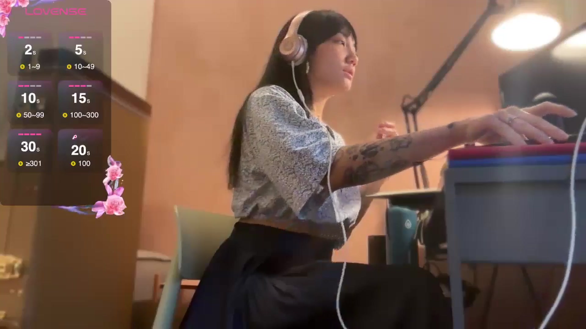 Gallery image thumbnail from luna_tsukiko's myfreecams stream on, 10/22/2024, 16:18 image 17 of 20