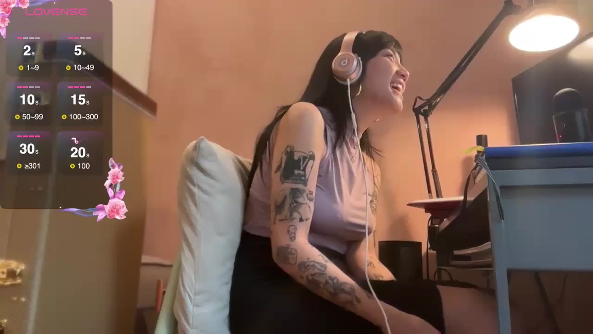 Gallery image thumbnail from luna_tsukiko's myfreecams stream on, 10/24/2024, 19:51 image 7 of 20