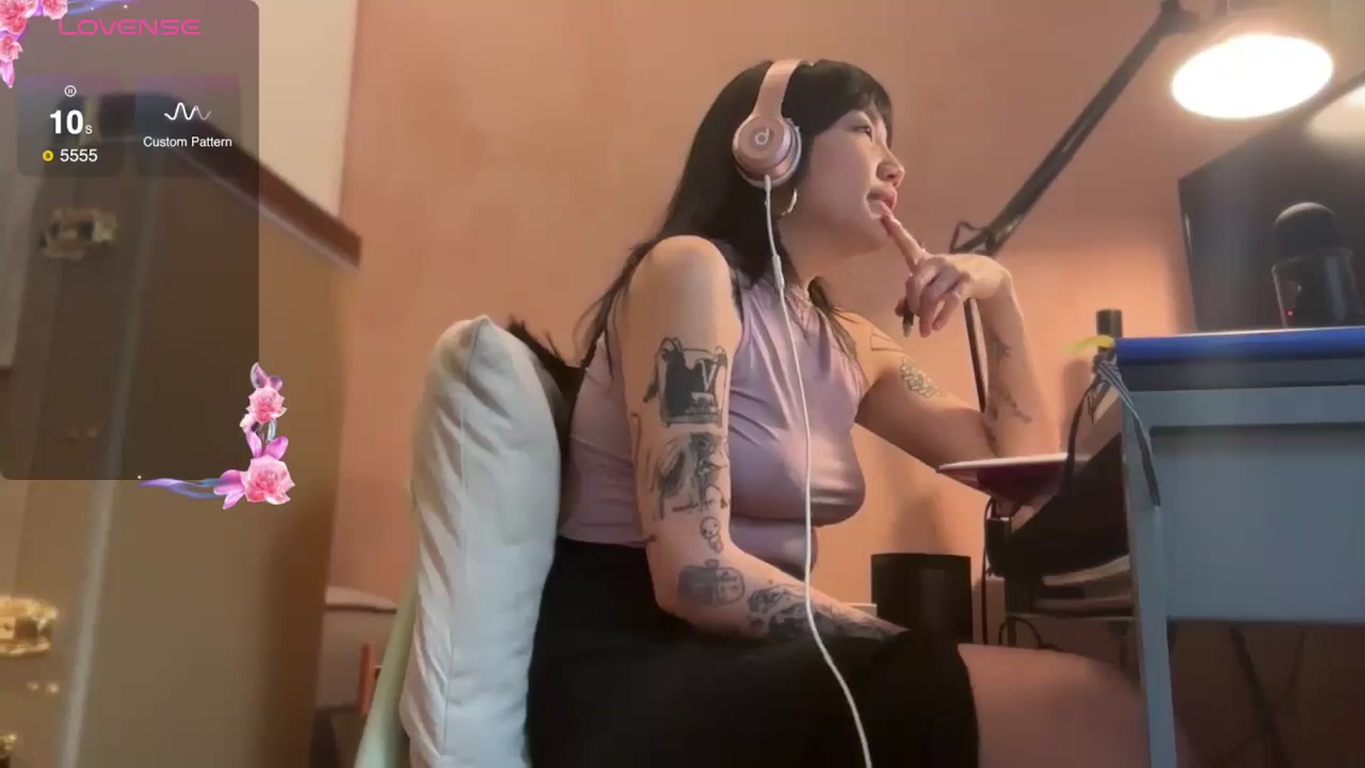 Gallery image thumbnail from luna_tsukiko's myfreecams stream on, 10/24/2024, 19:51 image 5 of 20