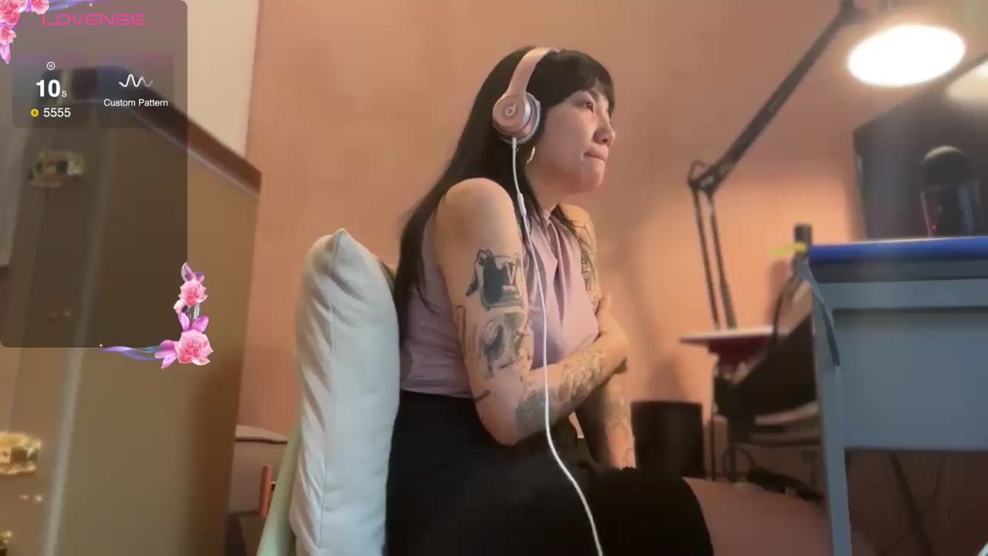 Gallery image thumbnail from luna_tsukiko's myfreecams stream on, 10/24/2024, 19:51 image 8 of 20