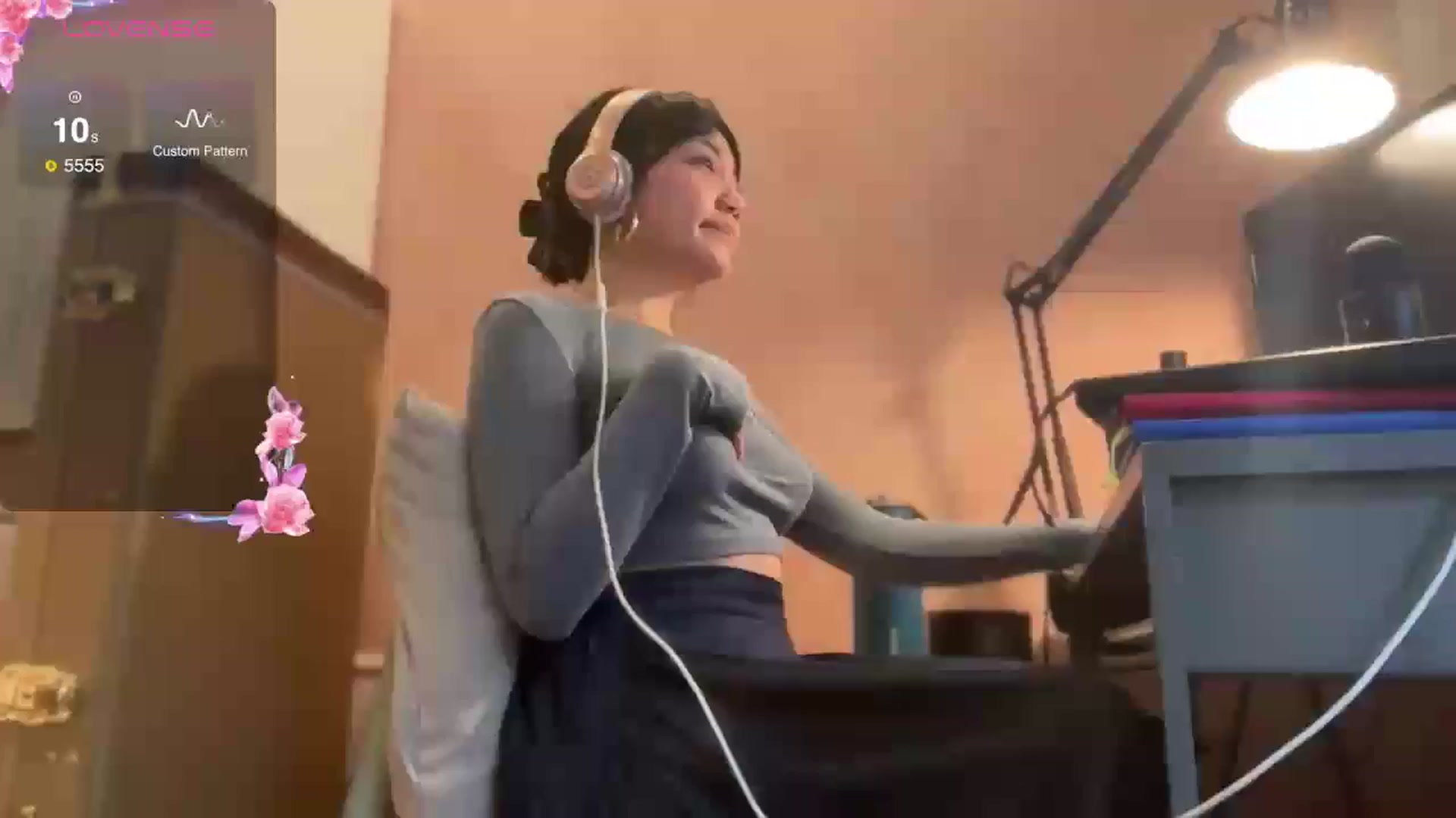 Gallery image thumbnail from luna_tsukiko's myfreecams stream on, 10/25/2024, 16:41 image 9 of 20