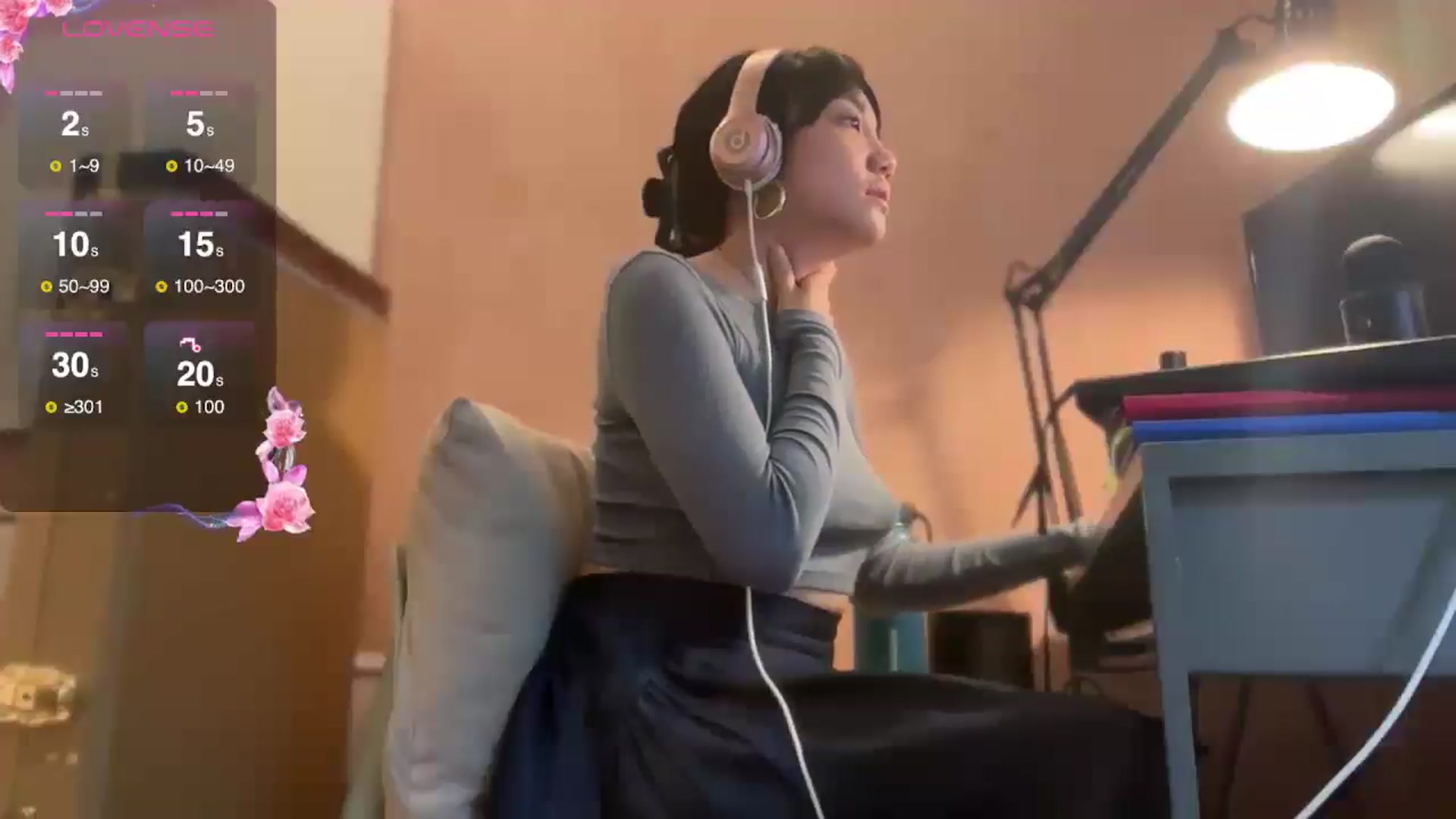 Gallery image thumbnail from luna_tsukiko's myfreecams stream on, 10/25/2024, 16:41 image 14 of 20