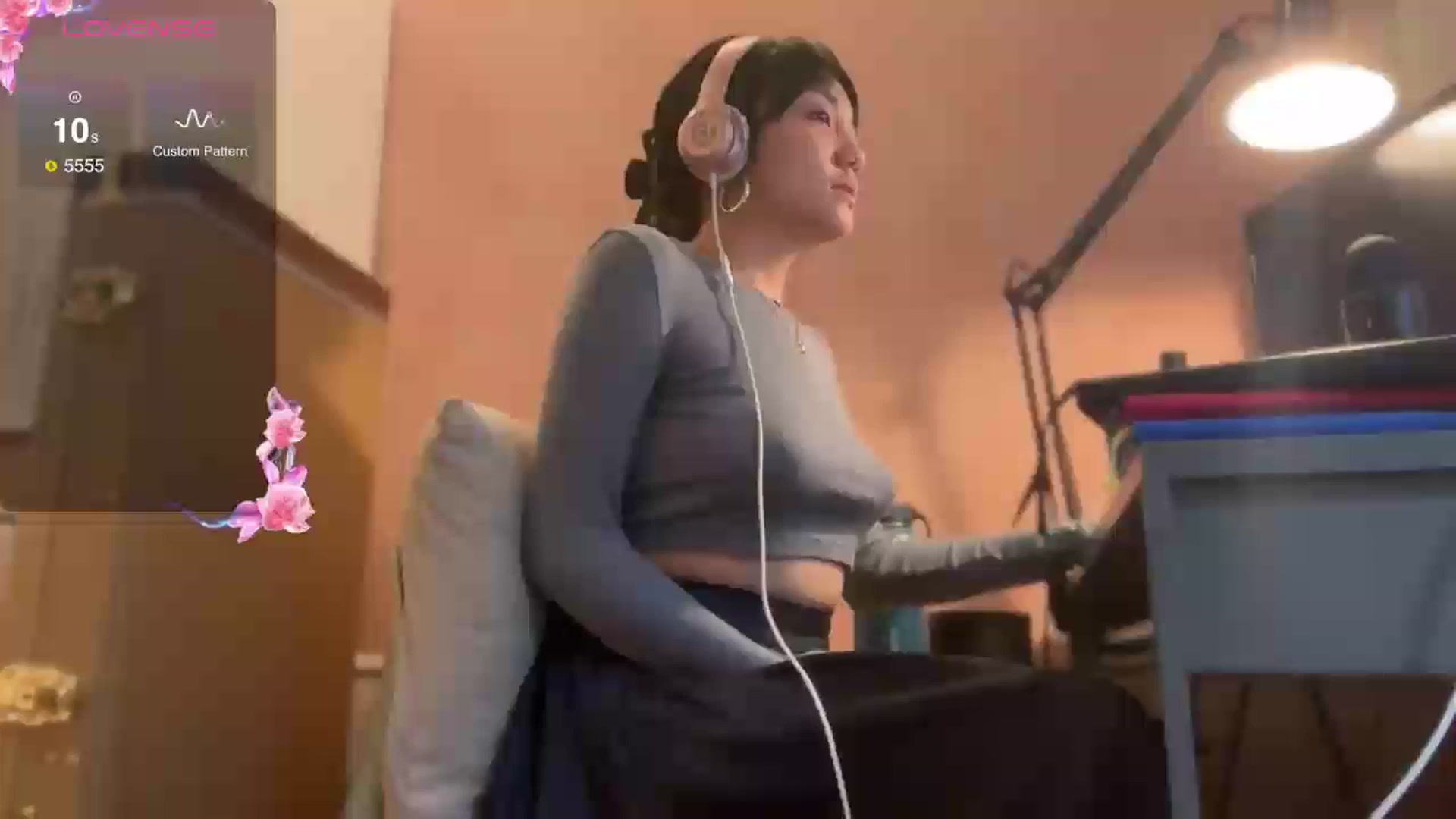 Gallery image thumbnail from luna_tsukiko's myfreecams stream on, 10/25/2024, 16:41 image 17 of 20