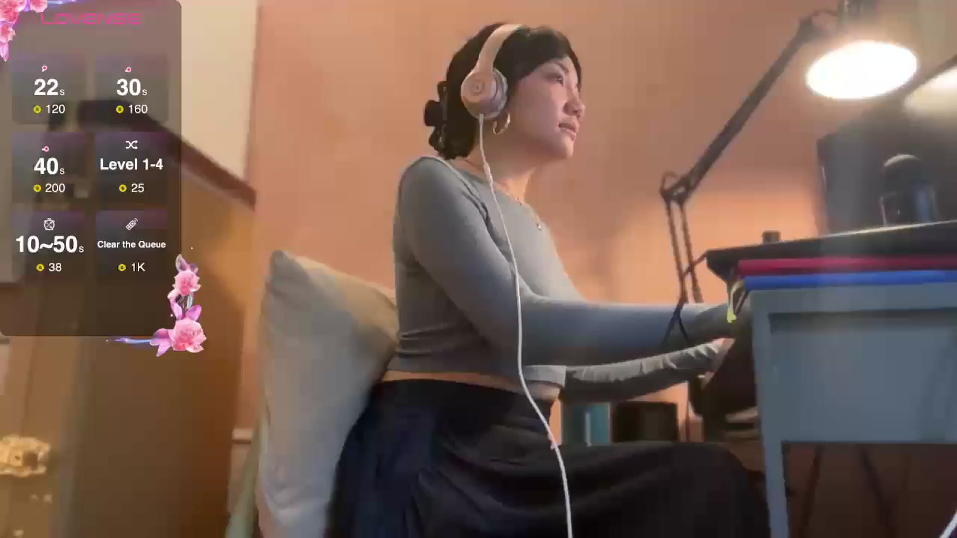 Gallery image thumbnail from luna_tsukiko's myfreecams stream on, 10/25/2024, 16:41 image 10 of 20