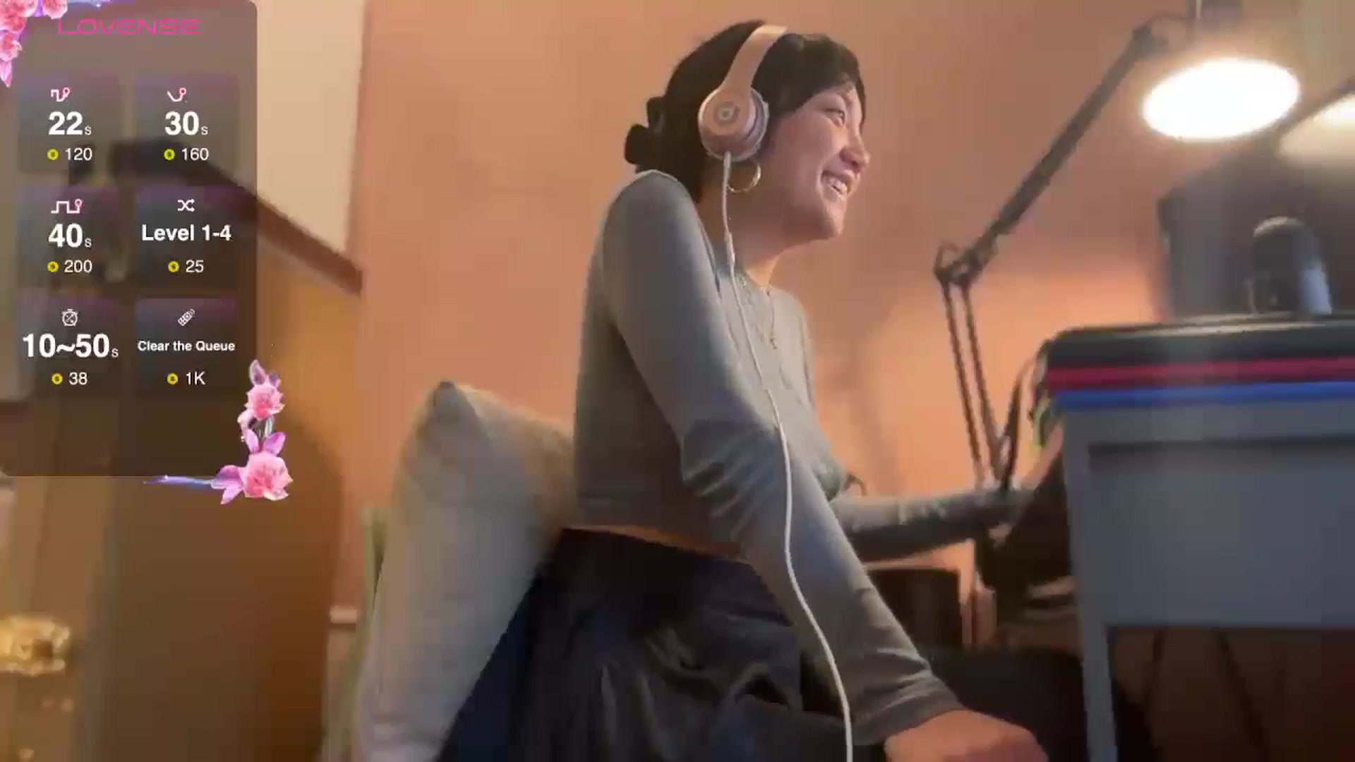 Gallery image thumbnail from luna_tsukiko's myfreecams stream on, 10/25/2024, 16:59 image 17 of 20