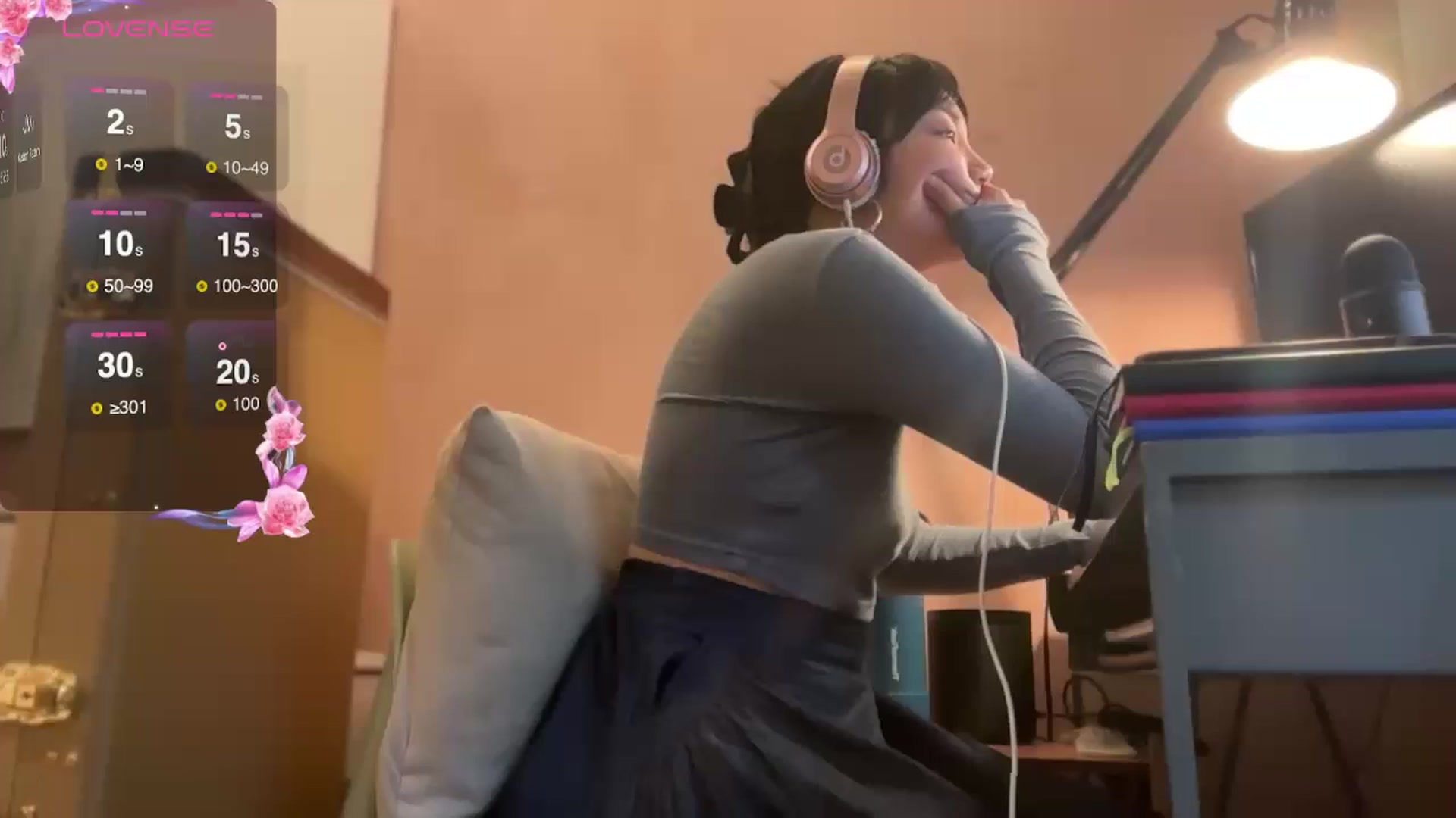 Gallery image thumbnail from luna_tsukiko's myfreecams stream on, 10/25/2024, 16:59 image 16 of 20