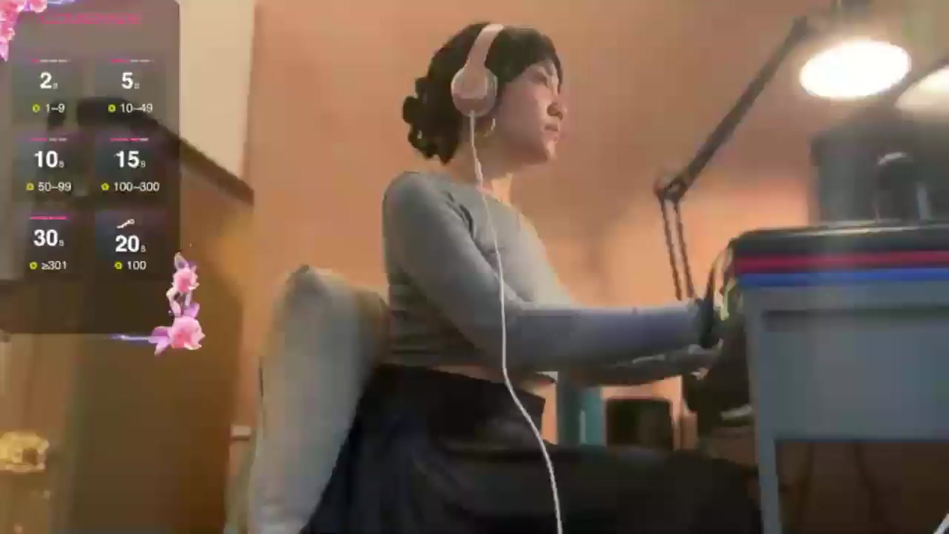Gallery image thumbnail from luna_tsukiko's myfreecams stream on, 10/25/2024, 16:59 image 10 of 20