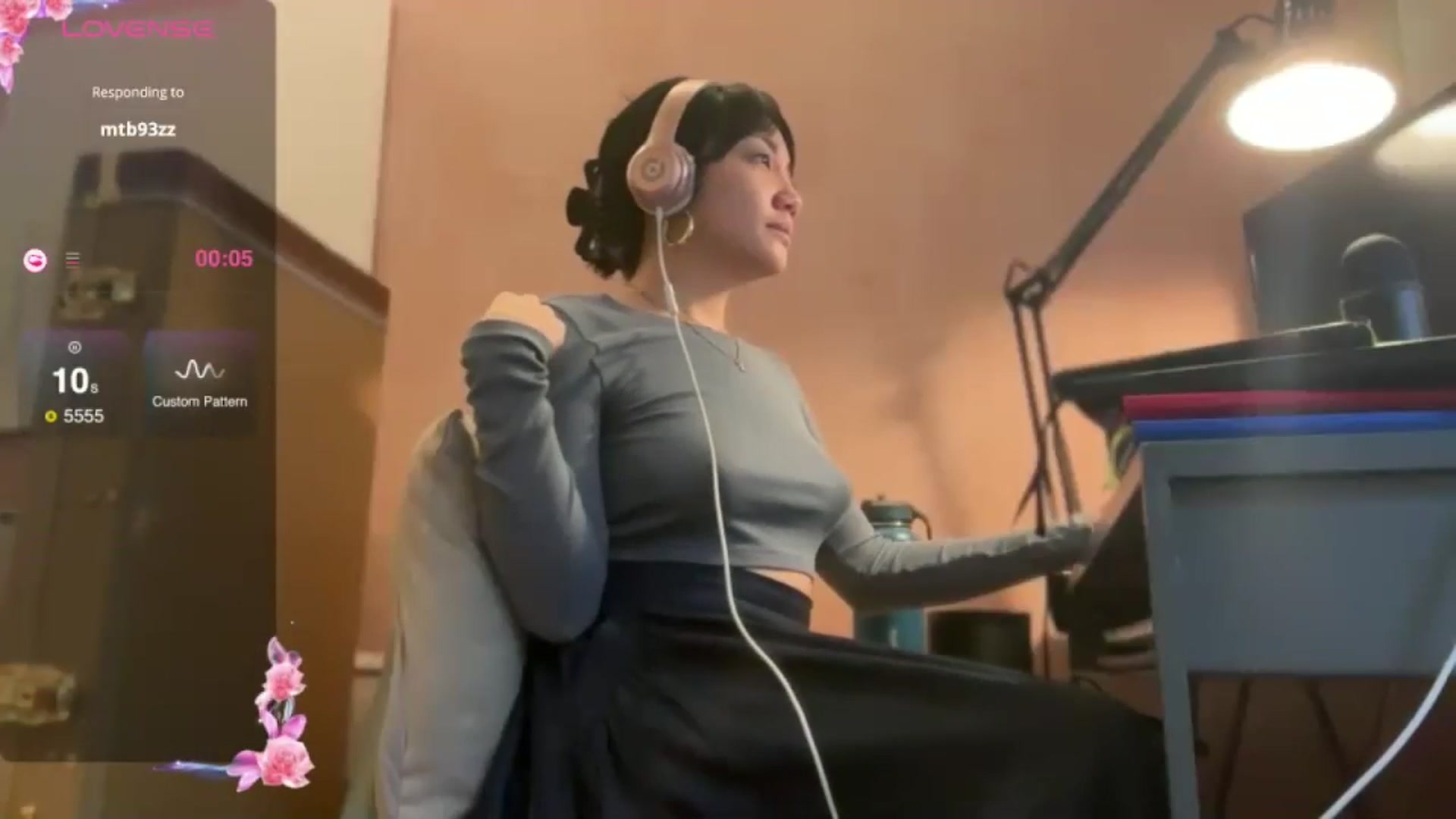 Gallery image thumbnail from luna_tsukiko's myfreecams stream on, 10/25/2024, 16:59 image 3 of 20