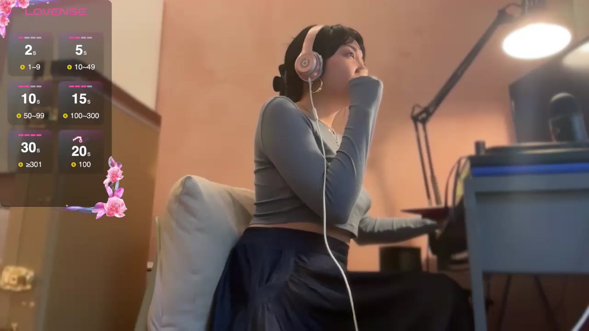 Gallery image thumbnail from luna_tsukiko's myfreecams stream on, 10/25/2024, 18:21 image 3 of 20