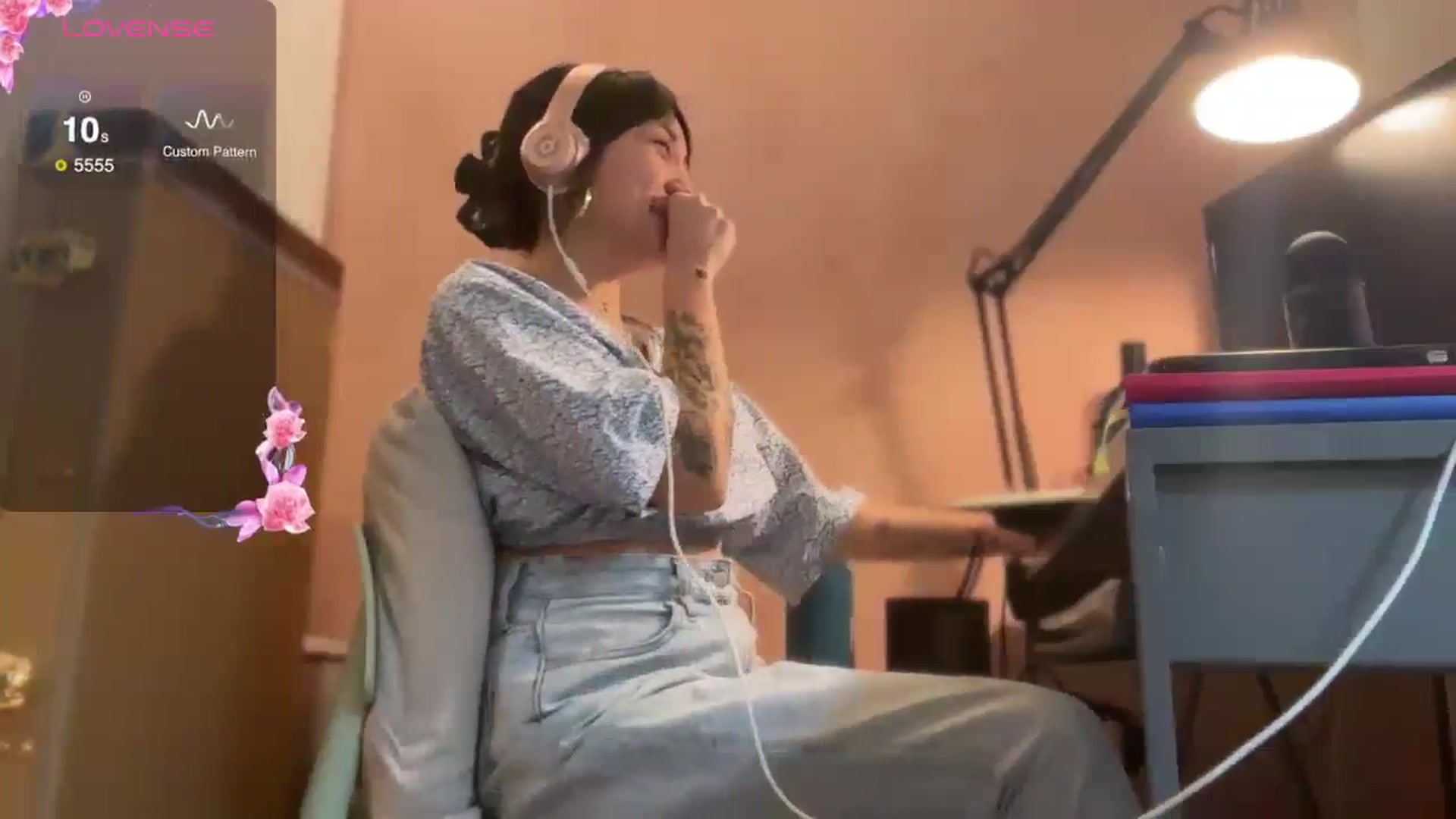 Gallery image thumbnail from luna_tsukiko's myfreecams stream on, 10/26/2024, 15:36 image 6 of 20