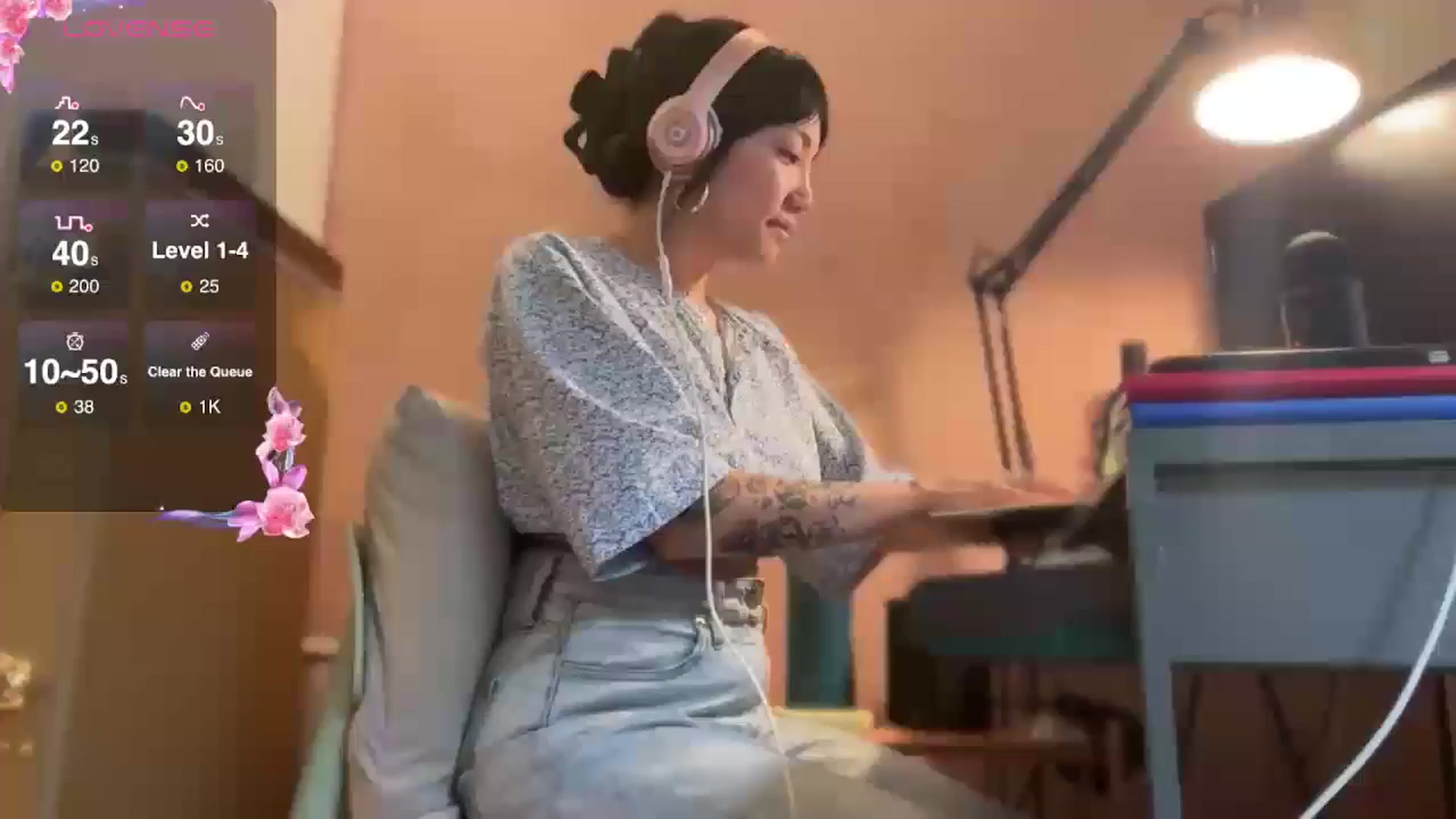 Gallery image thumbnail from luna_tsukiko's myfreecams stream on, 10/26/2024, 15:36 image 14 of 20