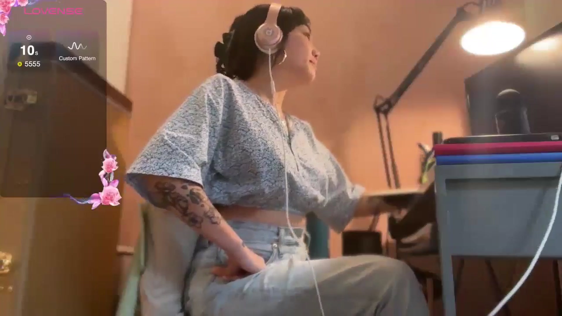Gallery image thumbnail from luna_tsukiko's myfreecams stream on, 10/26/2024, 15:36 image 5 of 20