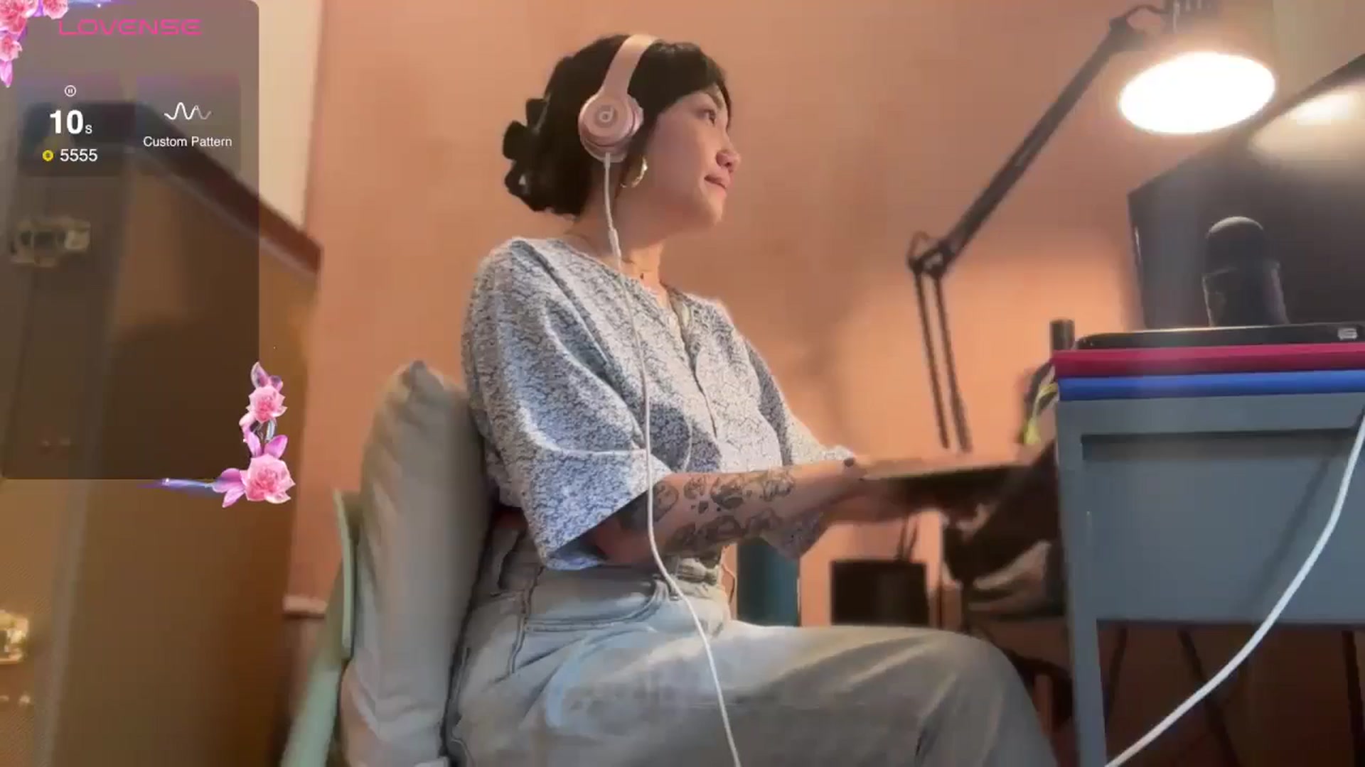 Gallery image thumbnail from luna_tsukiko's myfreecams stream on, 10/26/2024, 15:36 image 3 of 20