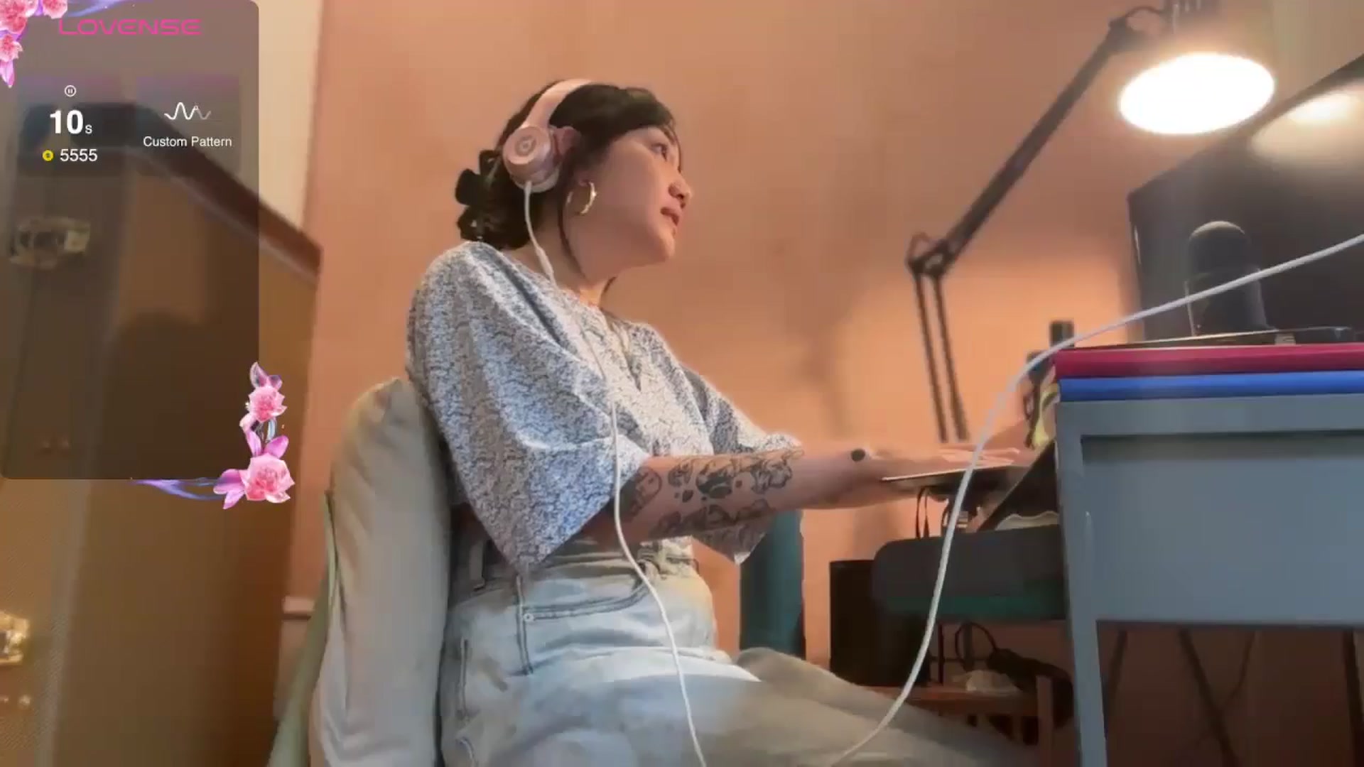 Gallery image thumbnail from luna_tsukiko's myfreecams stream on, 10/26/2024, 16:24 image 10 of 20