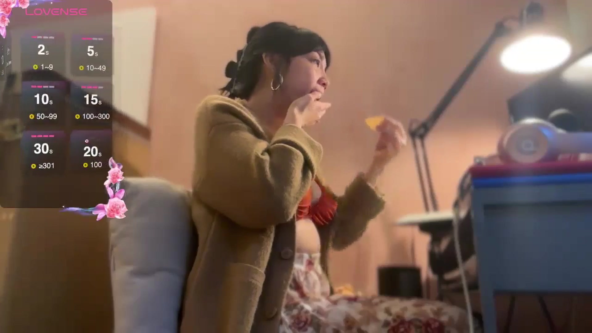 Gallery image thumbnail from luna_tsukiko's myfreecams stream on, 10/30/2024, 15:33 image 11 of 20