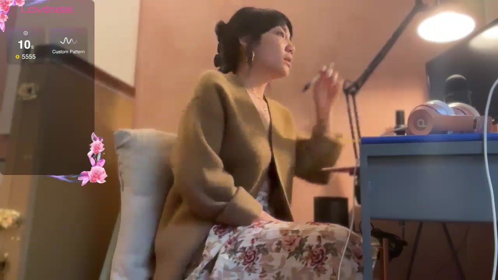 Gallery image thumbnail from luna_tsukiko's myfreecams stream on, 10/30/2024, 18:22 image 19 of 20