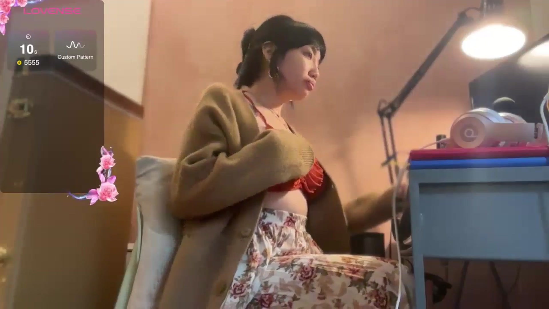 Gallery image thumbnail from luna_tsukiko's myfreecams stream on, 10/30/2024, 21:33 image 7 of 20