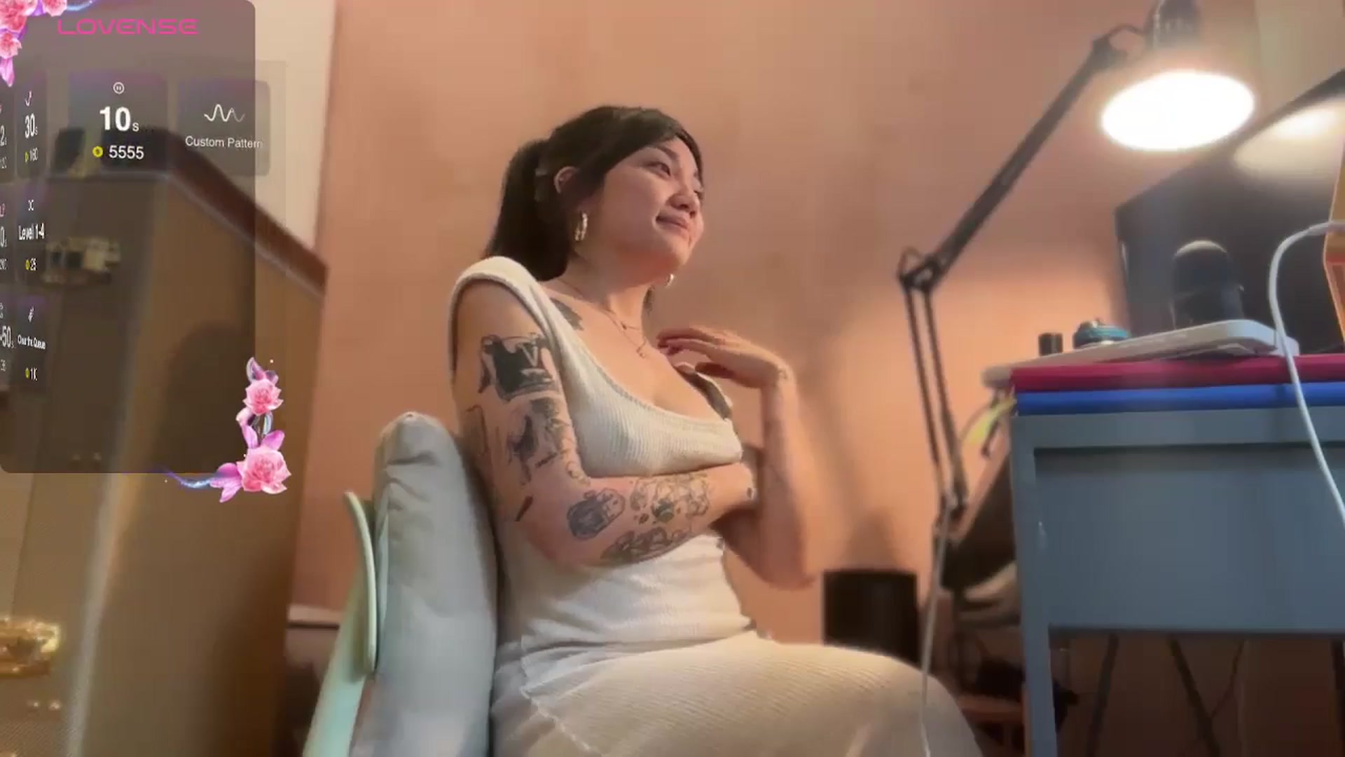 Gallery image thumbnail from luna_tsukiko's myfreecams stream on, 11/05/2024, 21:13 image 13 of 20