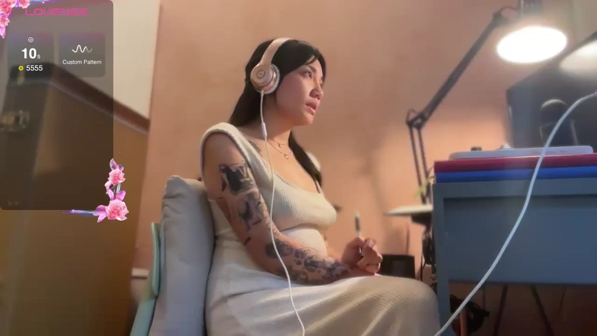 Gallery image thumbnail from luna_tsukiko's myfreecams stream on, 11/06/2024, 17:04 image 12 of 20