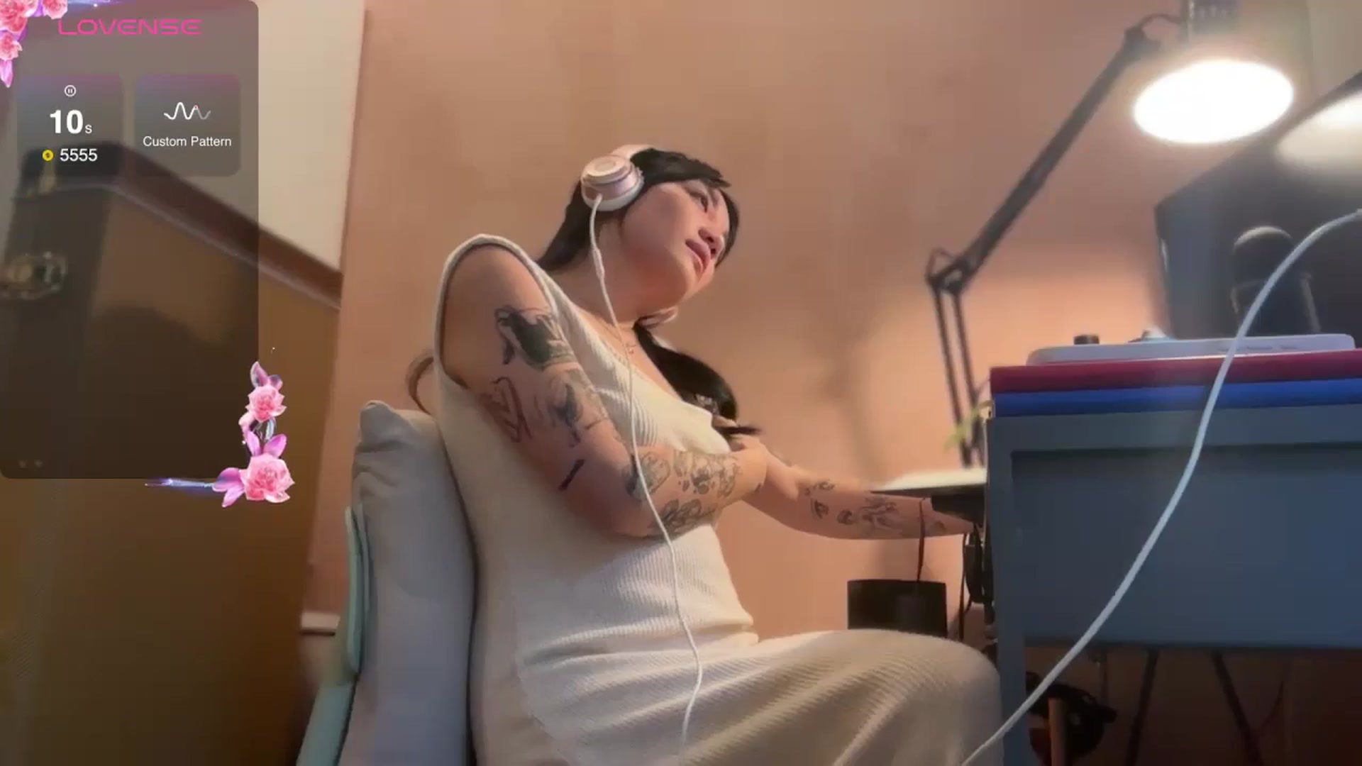 Gallery image thumbnail from luna_tsukiko's myfreecams stream on, 11/06/2024, 17:04 image 10 of 20