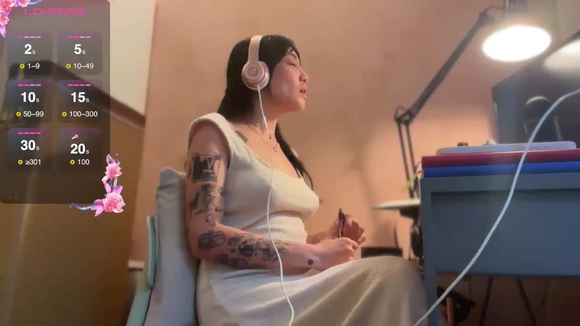 Gallery image thumbnail from luna_tsukiko's myfreecams stream on, 11/06/2024, 17:04 image 15 of 20
