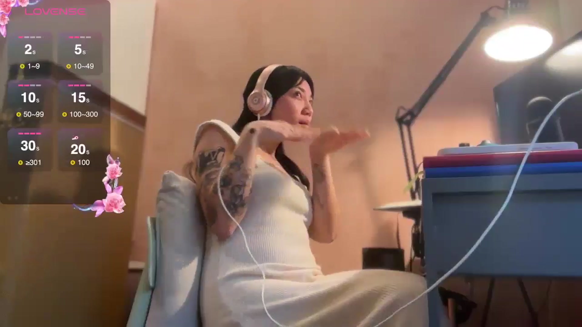 Gallery image thumbnail from luna_tsukiko's myfreecams stream on, 11/06/2024, 17:04 image 19 of 20